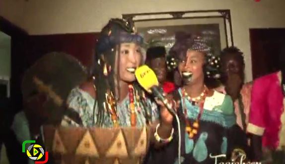 Vidéo – Tadjabone : Ndeye Guèye et Yama de la SenTv mettent le feu chez Bijou ! Regardez !