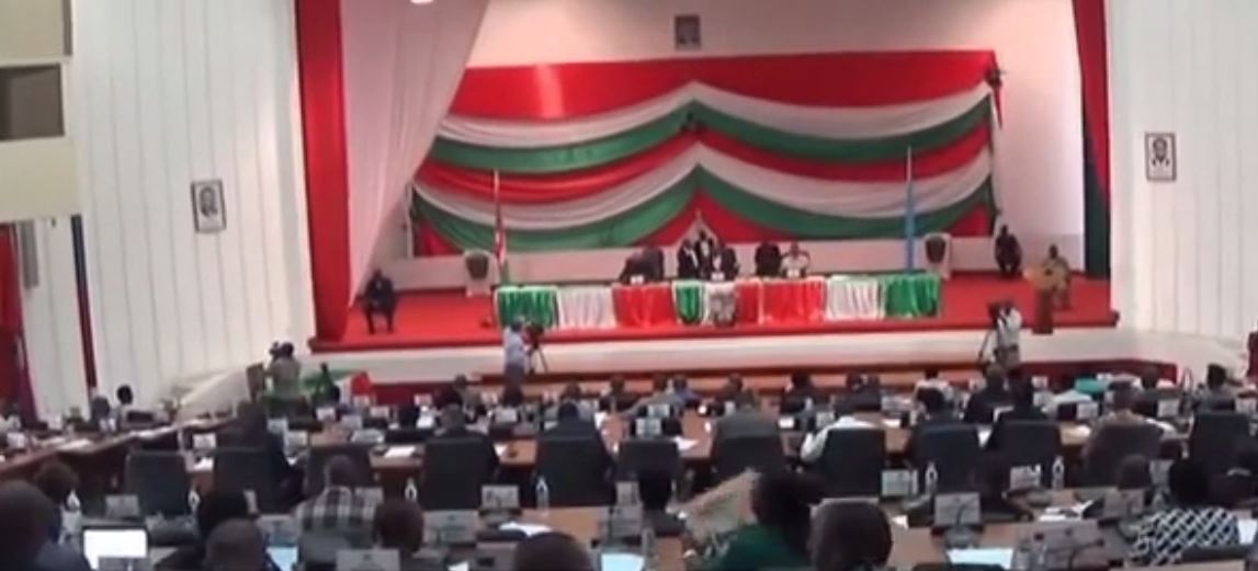 Vidéo : Le Burundi adopte un projet de retrait de la CPI – Regardez.