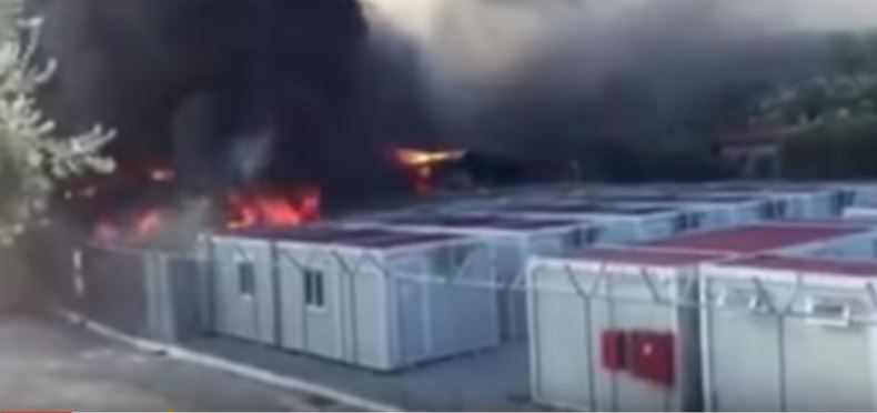 Vidéo : En Grèce, des migrants désespérés mettent le feu à des conteneurs – Regardez.