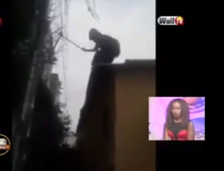 Vidéo – Sorcière ou Cannibale « Une vieille de plus de 90 ans escaladant les murs »… » Regardez !