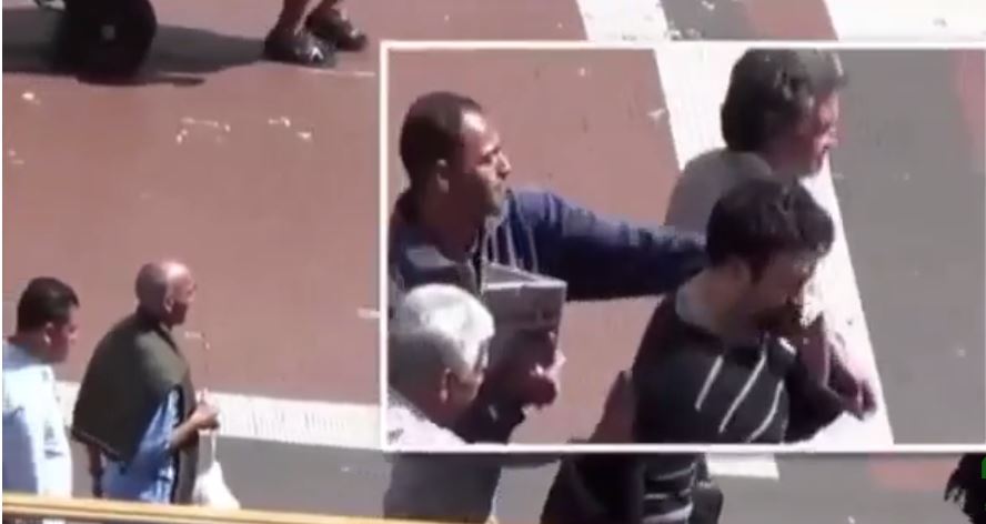 Vidéo : Un gang de vieux voleurs dérobent les passants en plein jour…! Regardez!