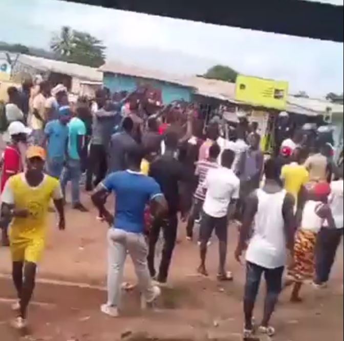 Vidéo -Côte d&rsquo;Ivoire : La population envahit les bureaux de vote et empêche le référendum… ! Regardez!