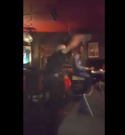 Vidéo : Ce toubab ne résiste pas au son du tam-tam. Regardez