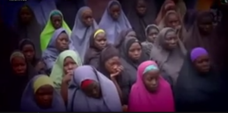 Vidéo : Une vingtaine de lycéennes de Chibok libérées par Boko Haram – Regardez.