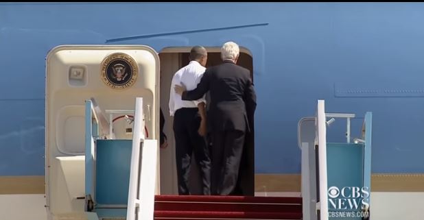Vidéo : Barack Obama attend Bill Clinton pour faire décoller Air Force One. Regardez