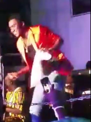 Vidéo – Découvrez le Rass-Guinn, la nouvelle danse de Wally Seck qui fait le buzz…! Regardez !