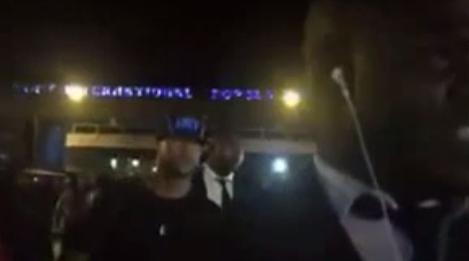 Vidéo : l’arrivée mouvementée de Booba à Dakar – Regardez