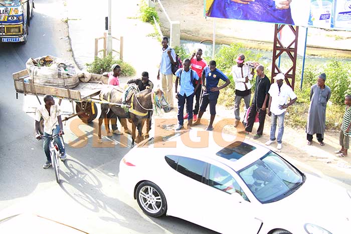 Arrêt sur image: Une charrette heurte une porsche panamera. Regardez