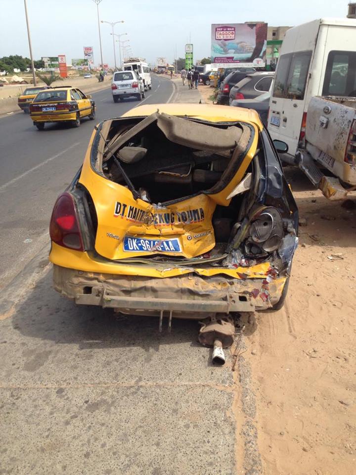 ( 7 Photos ) Accident sur l’autoroute Limamou Laye en face  des locaux de Senecar Tour – Ragardez