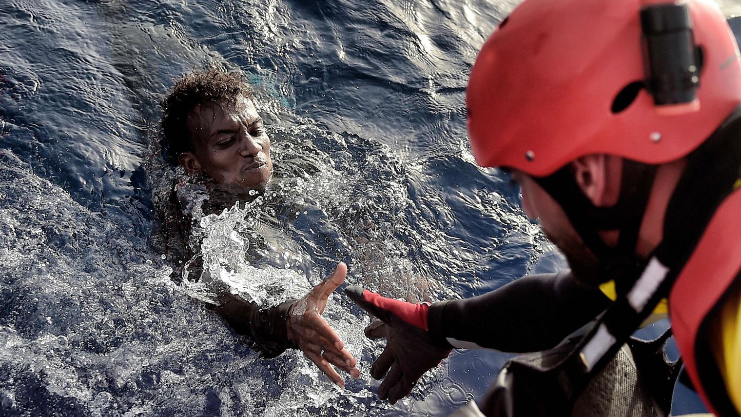 Libye: des migrants attaqués, périssent sous les yeux des secouristes