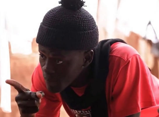 Vidéo: Comment se défendre contre un couple qui vous attaque. A mourir de rire