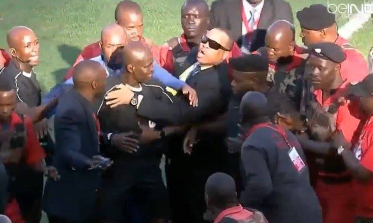 Arrêt sur image: L’arbitre qui a « tué » les Lions escorté et tout sourire