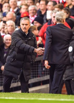 Arrêt sur image: La drôle de salutation entre Wenger et Mourinho