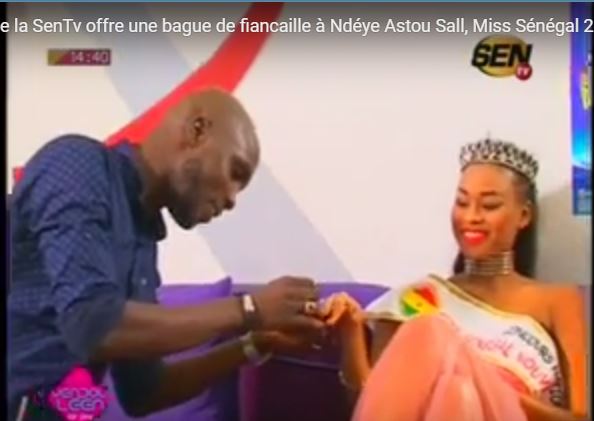 Vidéo: Abba  offre une bague de fiançailles à Ndèye Astou Sall, Miss Sénégal 2016