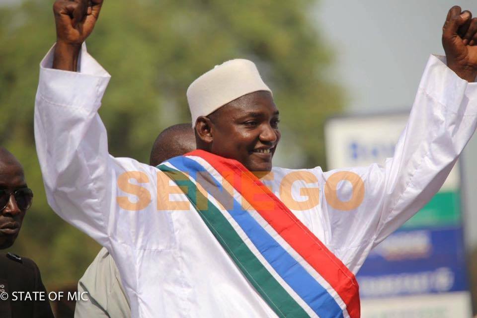 Gambie: Adama Barrow finalement à Banjul demain jeudi à 16h00