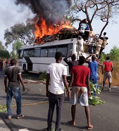 Photos: Le bus des Thiantacounes qui a pris feu