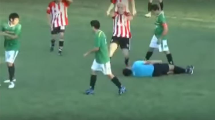 Vidéo – Mexique :  Un joueur prend un carton rouge et tue l’arbitre…!Regadrez!