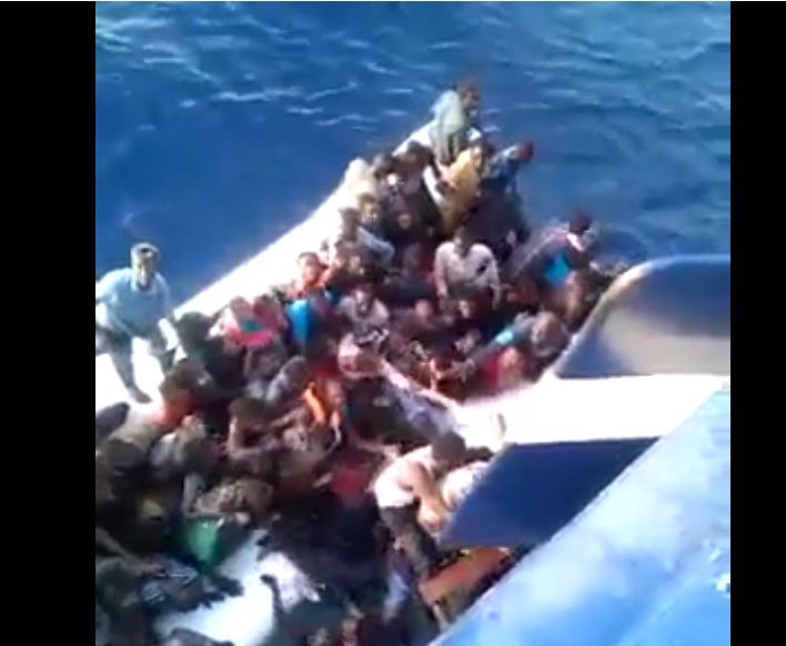 Vidéo : Mort tragique de dizaines de migrants clandestins, filmée par un marin impuissant – Regardez.