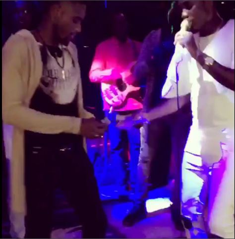 Vidéo- Wally Seck arrosé de billets par son petit frère…! Regardez!