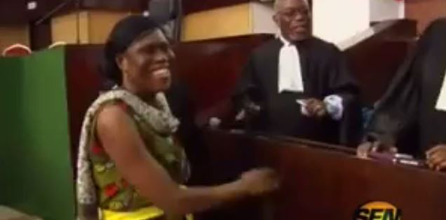 Vidéo – Cote d&rsquo;Ivoire: Mme Gbagbo accusée d&rsquo;avoir « distribué des armes » lors de son procès,son avocat parle… »!Regardez.