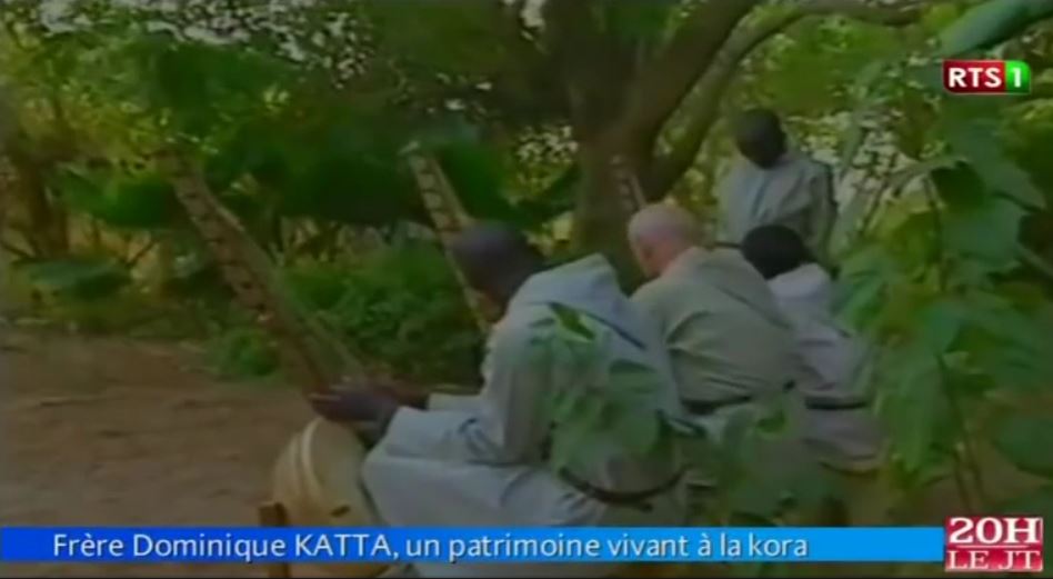 Vidéo : Frère Dominique Katta, le français qui joue à la kora comme un mandingue – Regardez.