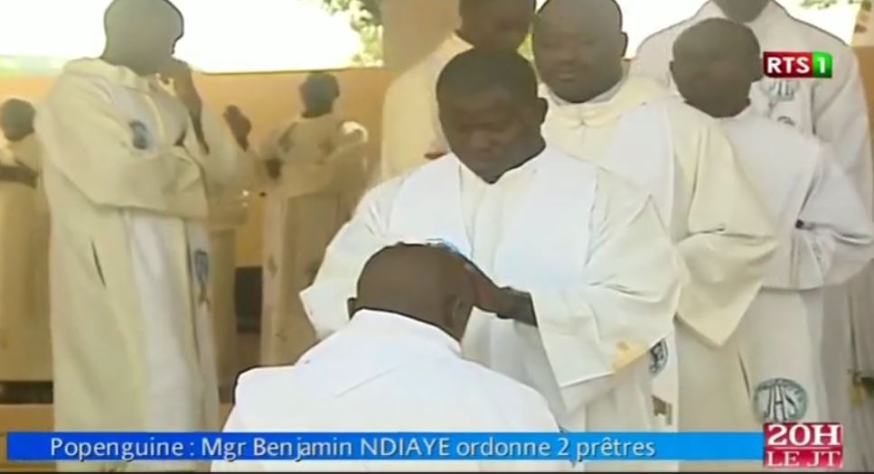 Vidéo : Mgr Benjamin Ndiaye ordonne deux nouveaux prêtres – Regardez.
