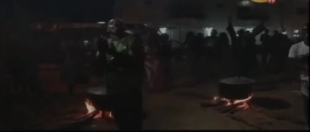 Vidéo –Incoyable : les thiantacones chantent pour Aida Saliou : »Cheikh béthio moy deug… »!Regardez!