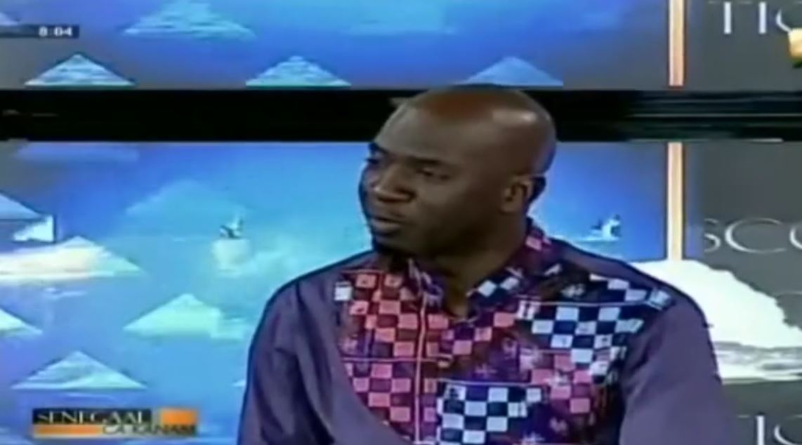 Vidéo : Tounkara qui tentait d’humilier le jeune marabout en prend pour son grade – Regardez.