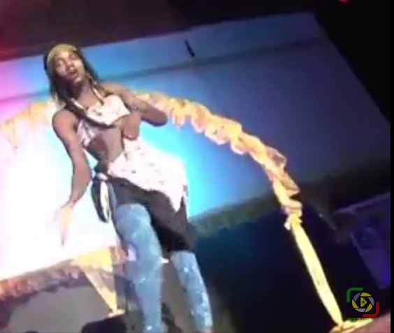 Vidéo – Incroyable : Ces hommes habillés en femmes s’offrent en spectacle au sen comedy show…