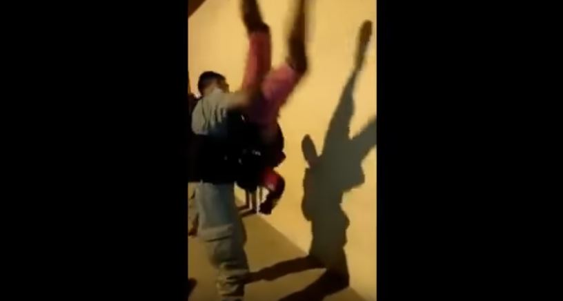 Vidéo : Regardez comment ce policier fouille ce jeune africain – Regardez.