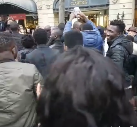 Vidéo: Youssou Ndour envahi lors de la séance de dédicace de son nouvel album en France. Regardez