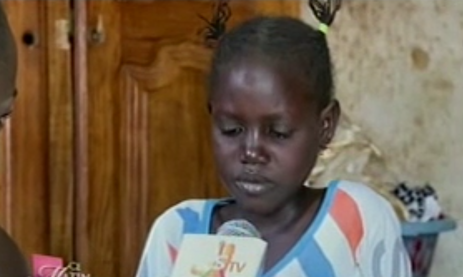 Vidéo: une fille de 15 ans, mais qui en paraît 6 ou 7, raconte son traumatisme, accentué par…Regardez