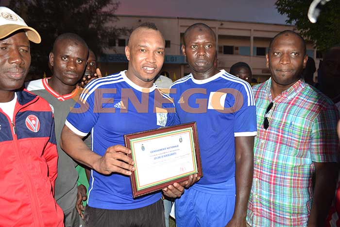 (12 photos) –  Elh Diouf buteur chez les Gendarmes. Regardez