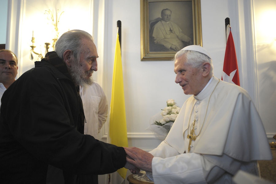 fidel-castro-photographie-en-mars-2012-avec-le-pape-benoit-xvi
