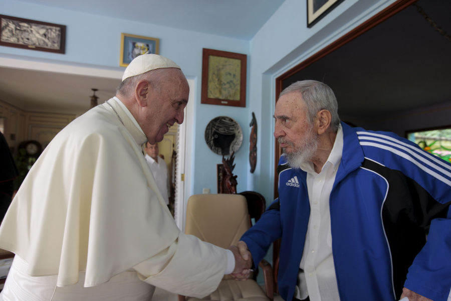 fidel-castro-photographie-en-septembre-2015-avec-le-pape-francois