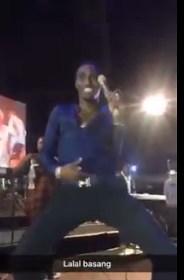Vidéo- Incroyable, Waly seck se lâche complètement sur scène…Regardez !