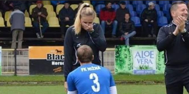 Slovaquie: un joueur demande la main de la juge de ligne lors de la présentation des 2 équipes
