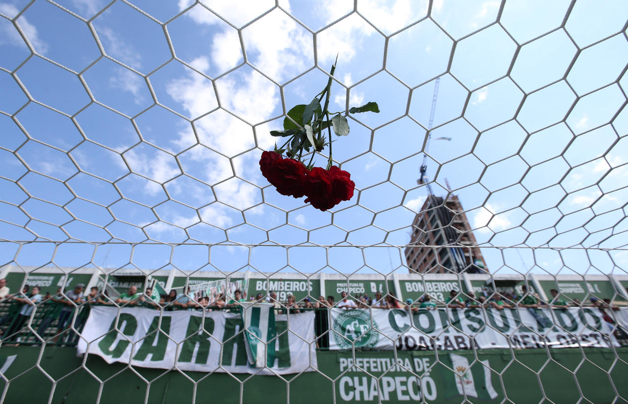Hommage à Chapecoense après le crash d’avion en Colombie