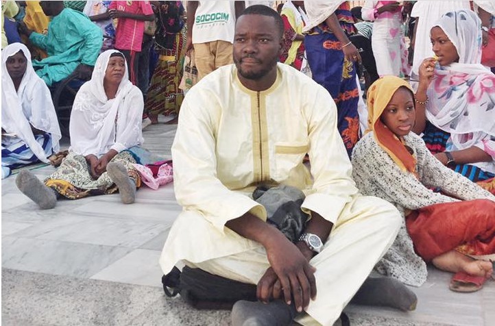 Arrêt-sur image : Canabasse assis devant la mosquée de Touba