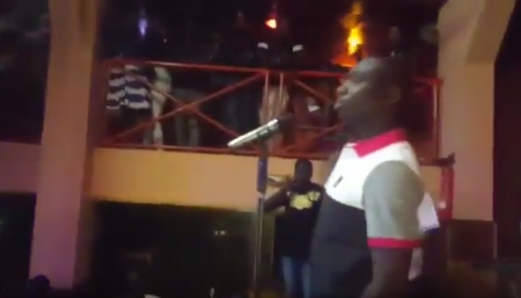 Vidéo: A guichet fermé, Pape Diouf met le feu au Ravin Night club. Regardez !