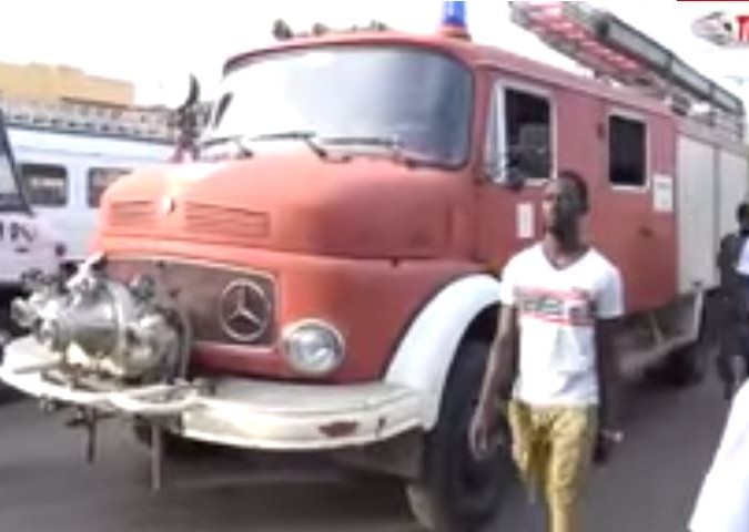 Vidéo – Accident route de Mbour: Les Sapeurs interviennent avec un véhicule d’incendie