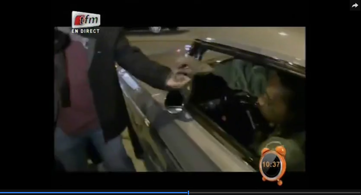 Vidéo: incroyable – Wiz Khalifa distribue du « yamba » en pleine rue aux paparazzis