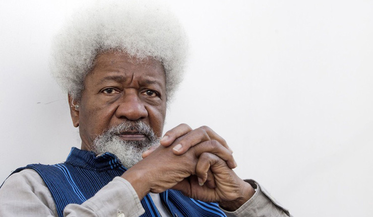 Election de Trump: Le Nobel de littérature, Wole Soyinka, déchire sa carte verte et rentre au Nigeria