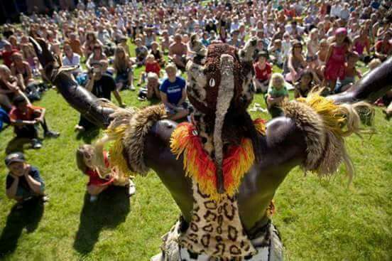 Arrêt sur image : Sadio Ndiaye le « faux lion » sénégalais danse devant 5.000 norvégiens au Norvège Ford festival