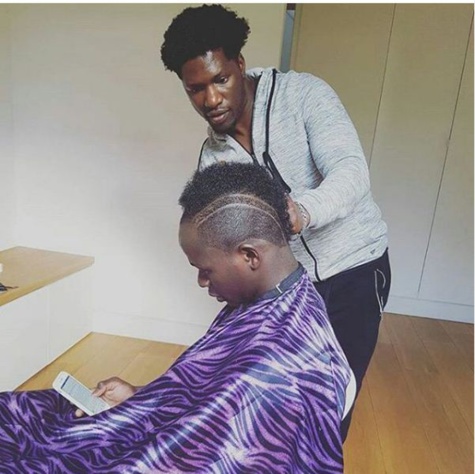 Arrêt sur image: Sadio Mane chez son coiffeur pour sa nouvelle coupe de cheveux à la Can