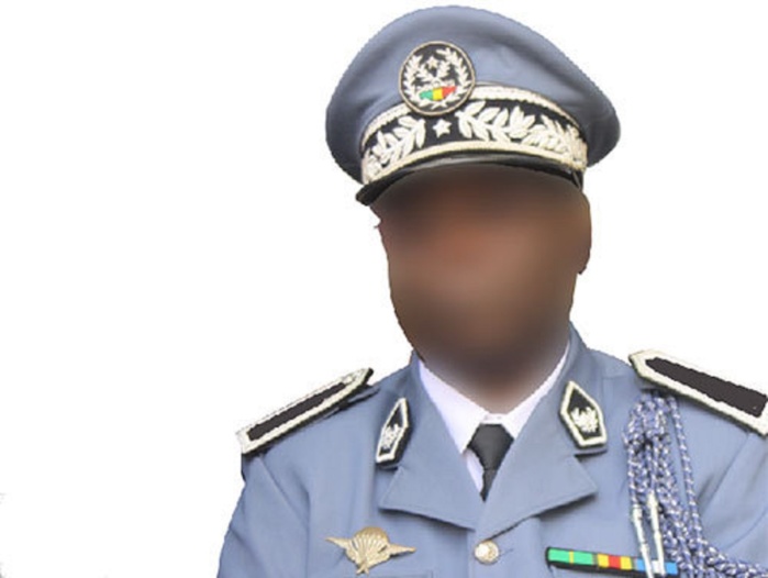 Audio-  Un arnaqueur se fait passer pour un policier et trompe un boutiquier