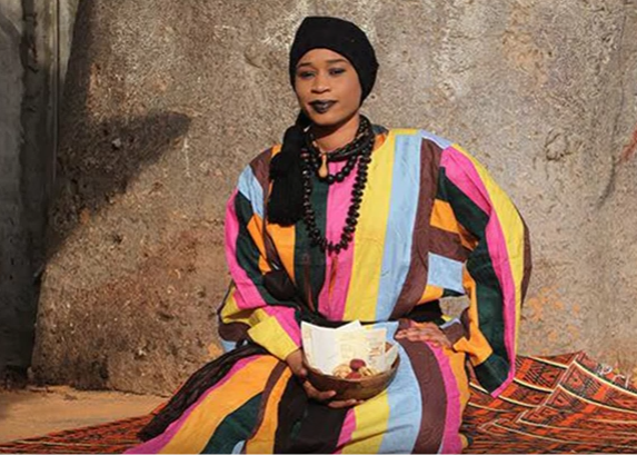 ( 05 Photos ) Aïda Samb en mode Yaye Fall – Regardez