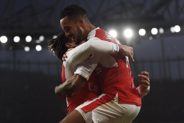 Arsenal étrille Stoke de Mame Biram Diouf et prend la tête