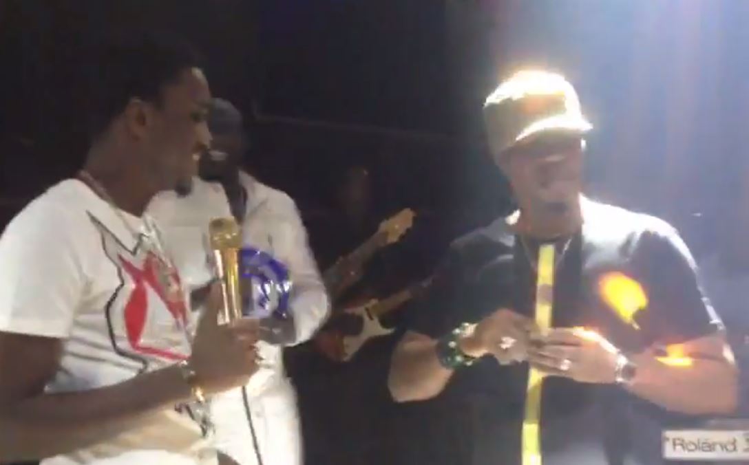 Vidéo : Paco Jackson fait pleuvoir des billets sur Wally Seck…Regardez!