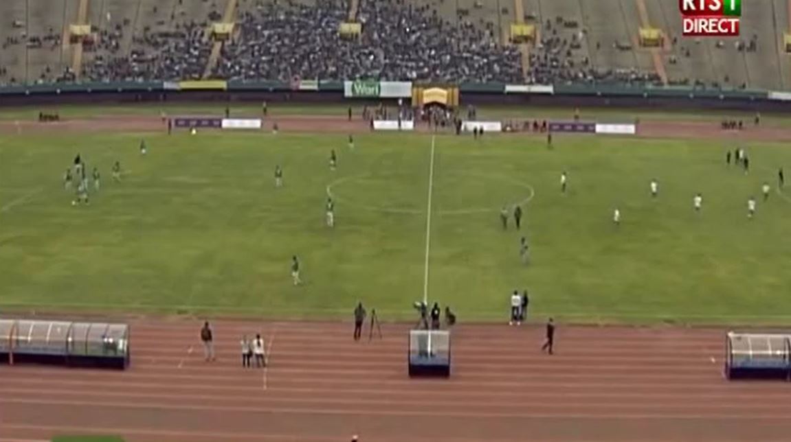 Vidéo : Malgré la cause très noble, le match de gala d’El Hadj Diouf n’attire pas beaucoup de monde – Regardez.